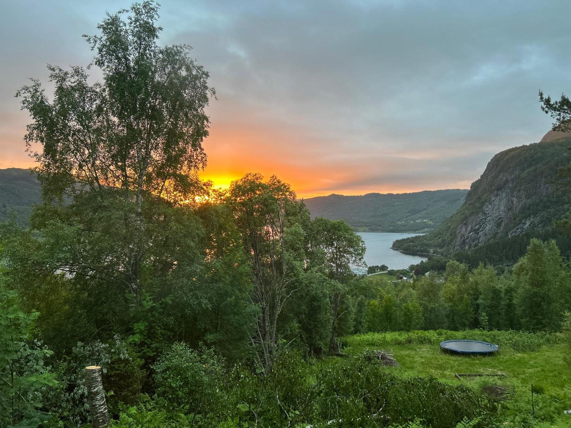Stille Og Fredelig Ved Fjord Og Fjell Valsøybotn Exteriör bild