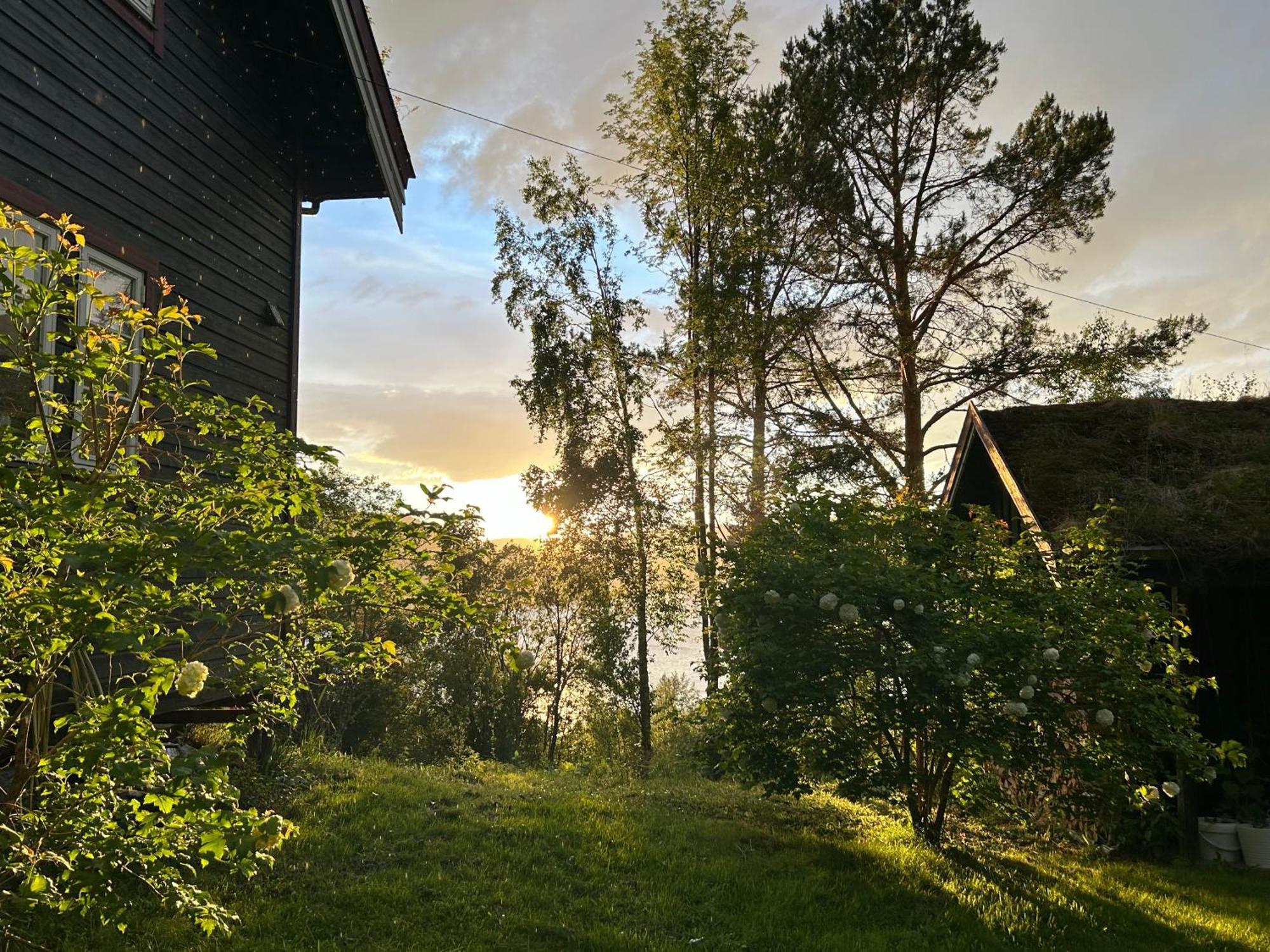 Stille Og Fredelig Ved Fjord Og Fjell Valsøybotn Exteriör bild